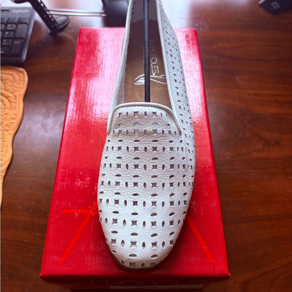 AEROSOLES WOMEN'S YOU BETCHA SLIP-ON LOAFER WHITE LEATHER Sz 10M - Picture 1 of 5